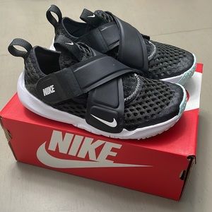 Nike Flex Advance FlyEase Sneaker - Little Kids 11.5C